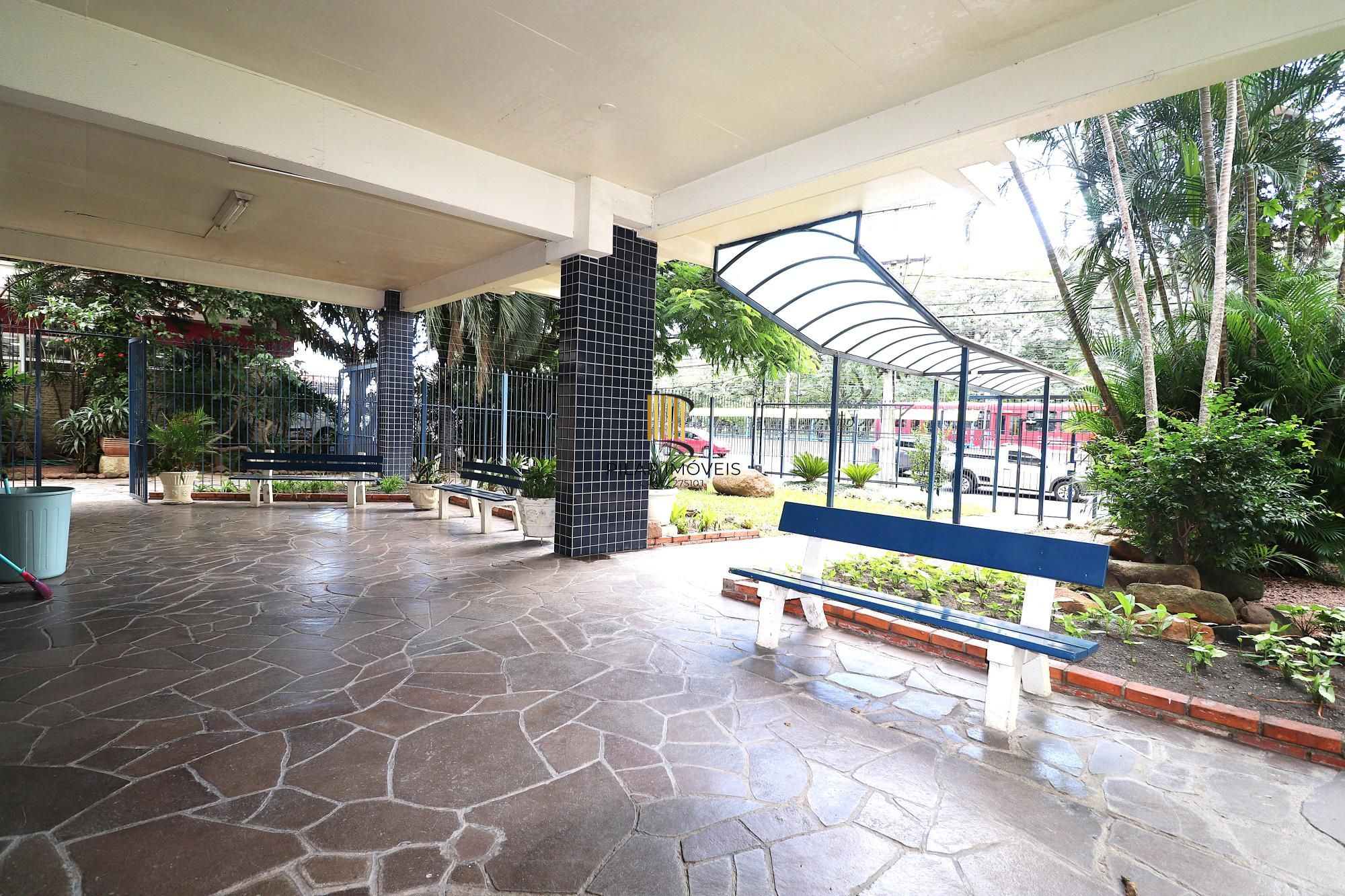 Apartamento à venda no bairro Menino Deus. Localizado em frente ao Parque Marinha do Brasil. O imóvel conta com 2 dormitórios e 1 vaga coberta.
