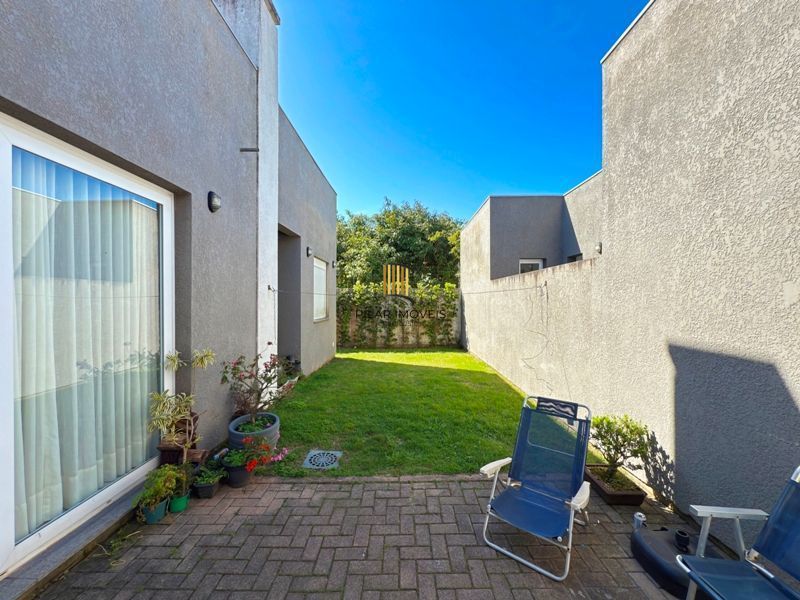 Casa térrea em condomínio fechado com 3 suítes.