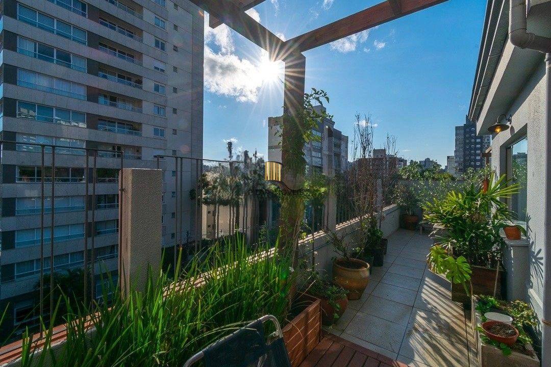 Cobertura ensolarada no coração de Petrópolis — 2 (ou 3) dormitórios + 1 vaga escriturada