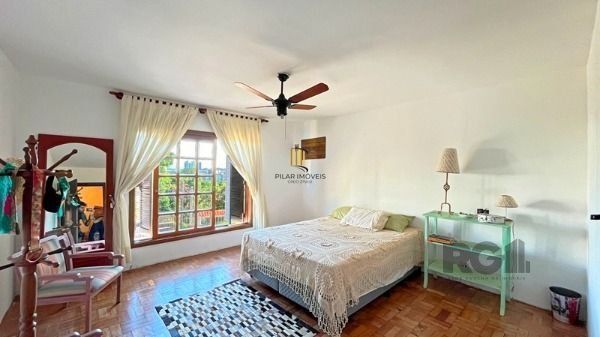 Casa em Porto Alegre, no bairro Tristeza, com 4 dormitório(s), à venda.