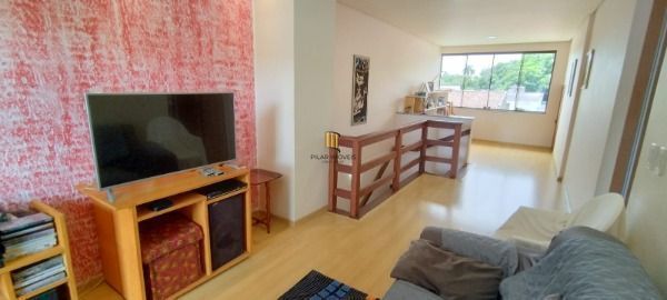 Casa em Porto Alegre, no bairro Nonoai, com 6 dormitório(s), e 6 banheiros, à ve