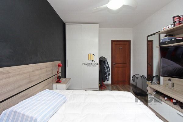 Casa em Porto Alegre, no bairro Guarujá, com 3 dormitório(s), e 3 banheiros, à v