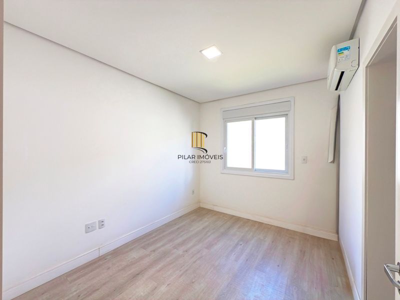 Casa térrea em condomínio fechado com 3 suítes.