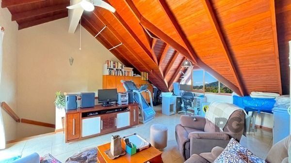 Casa em Porto Alegre, no bairro Ipanema, com 3 dormitório(s), e 3 banheiros, à v