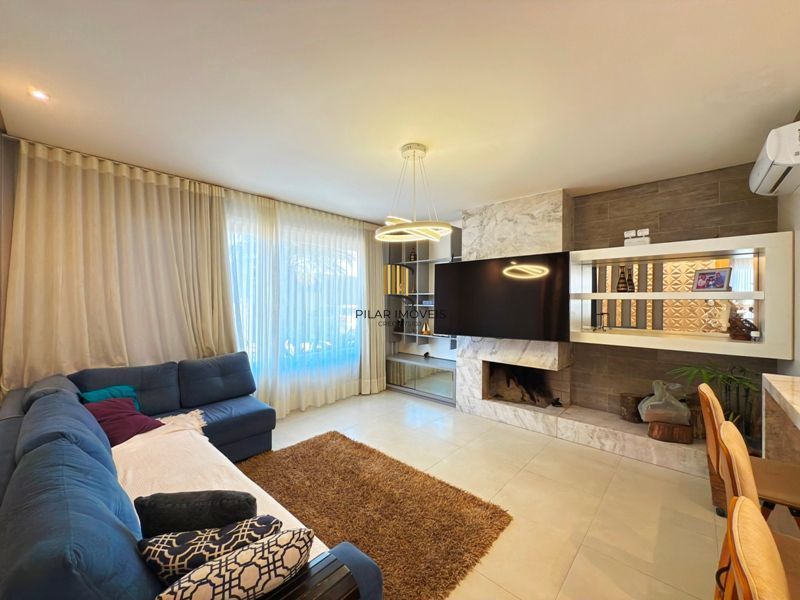 Casa térrea em condomínio fechado com 3 suítes.