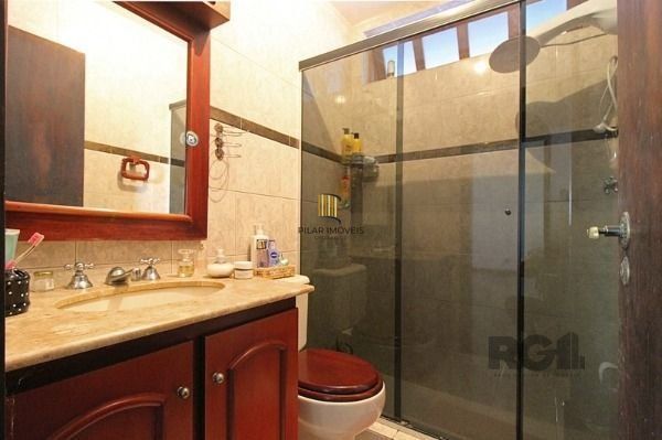 Casa em Porto Alegre, no bairro Tristeza, com 4 dormitório(s), à venda.