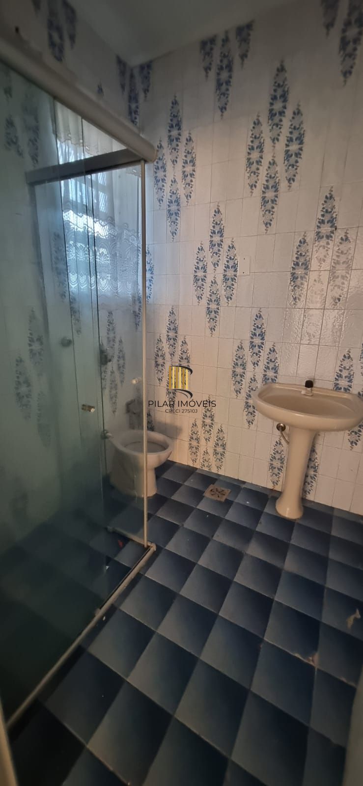 Ótimo terreno com casa em localização privilegiada no bairro.