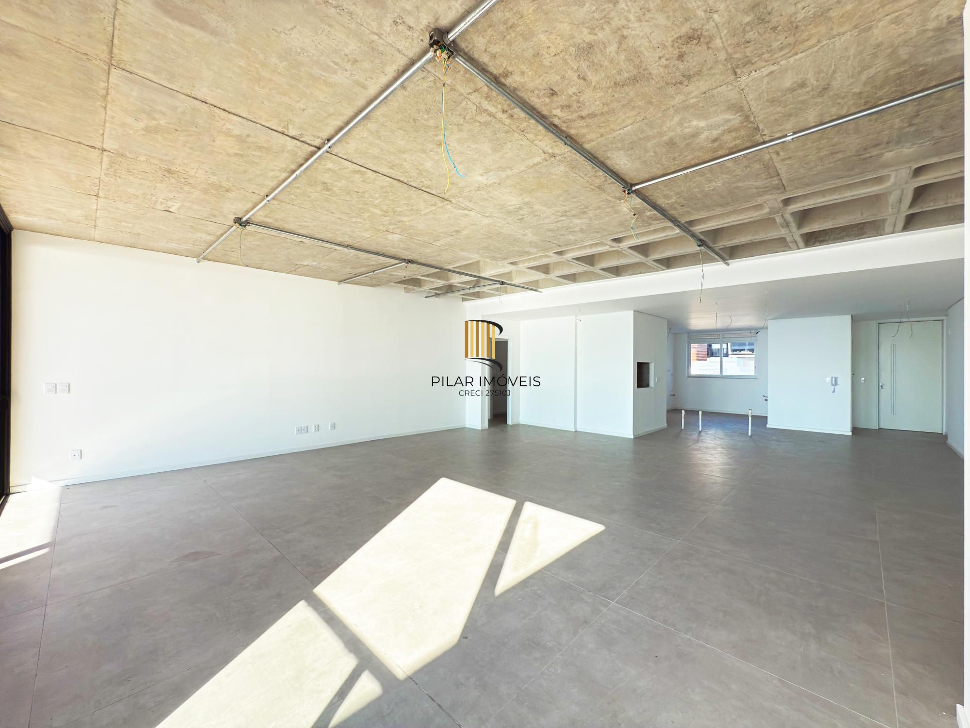 Belíssimo apartamento com 230,6m2, 3 suítes e 4 vagas de garagem. Projeto diferenciado e vista deslumbrante para o pôr do sol do Guaíba.