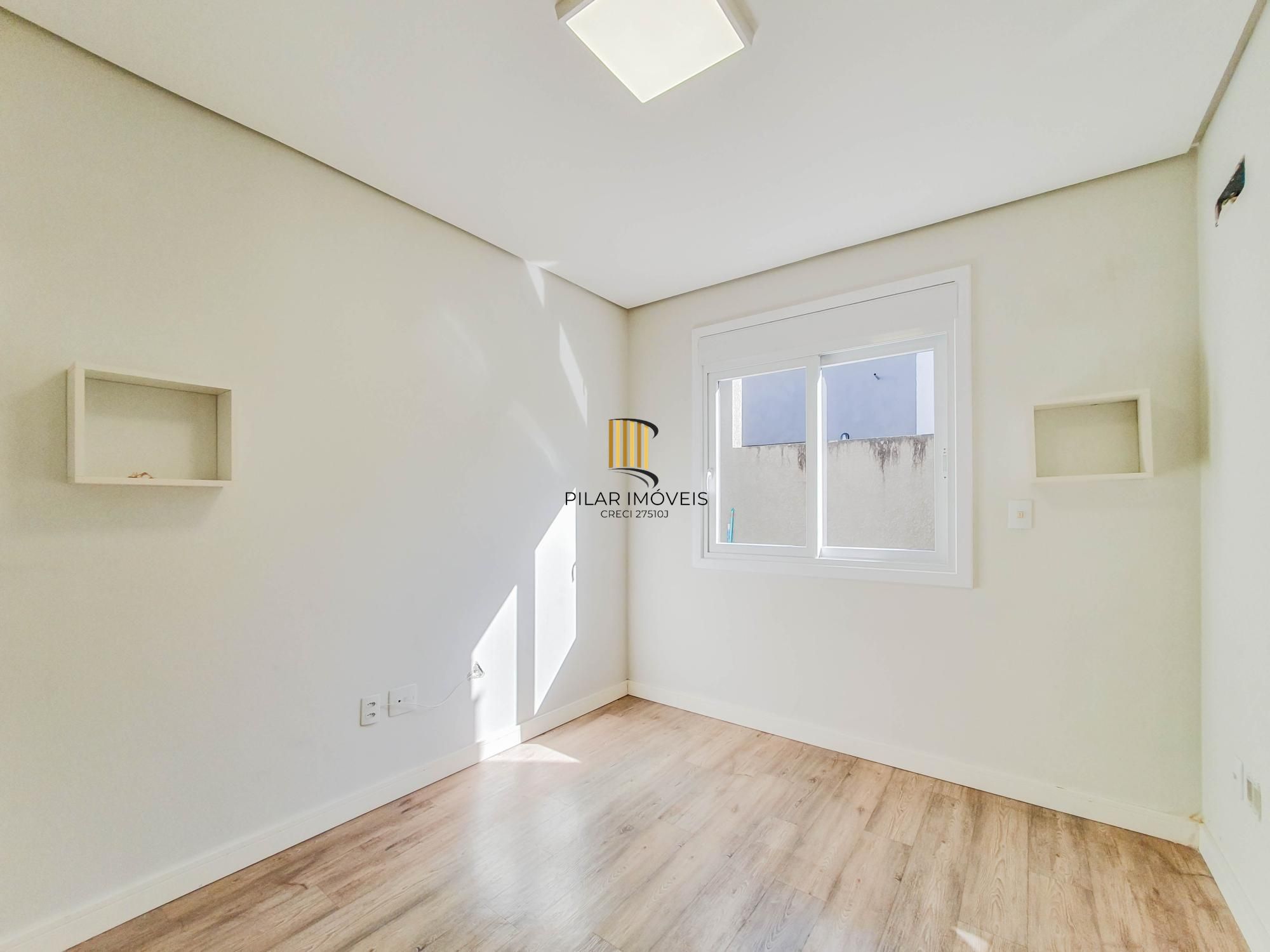 Linda casa Térrea em Condomínio, 3 suítes, 3 vagas cobertas, pátio com Piscina!
