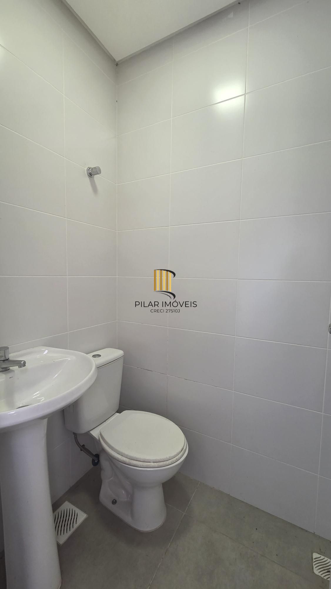 Excelente casa em condomínio fechado, com 252 m² de área privativa, com 4 dormitórios, 1 suíte e 2 vagas de garagem.