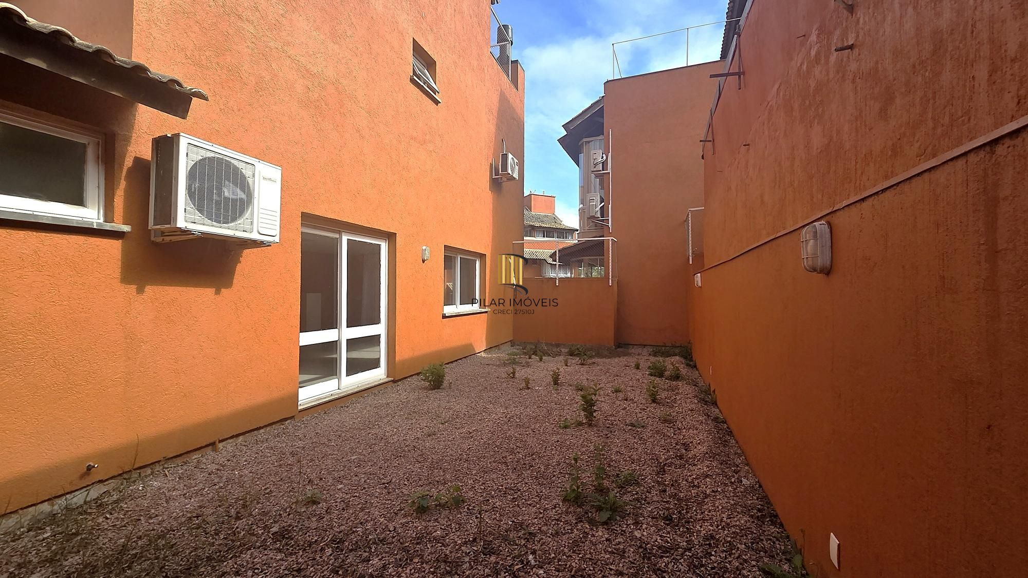 Excelente casa em condomínio fechado, com 252 m² de área privativa, com 4 dormitórios, 1 suíte e 2 vagas de garagem.