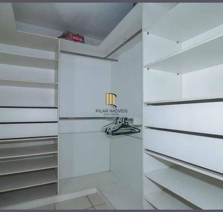 Maravilhosa Residência em condomínio com 4 dormitórios sendo 1 suíte.