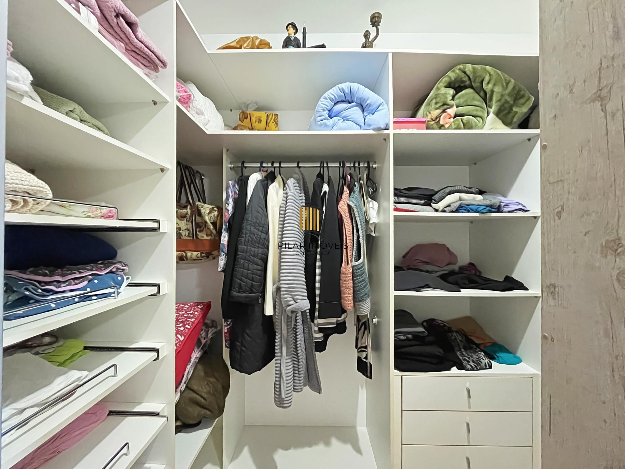 Residência com 4 dormitórios sendo 1 suites no Bairro Guarujá.