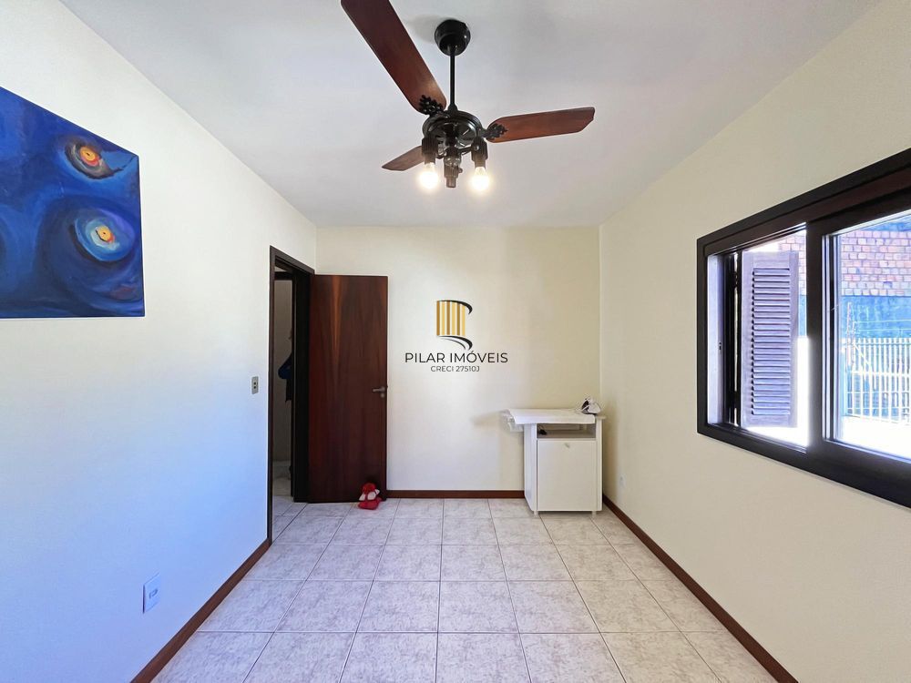 Ótima residência com 3 dormitórios, sendo 1 suíte, lareira e piscina.