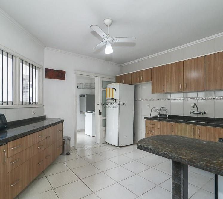 Maravilhosa Residência em condomínio com 4 dormitórios sendo 1 suíte.