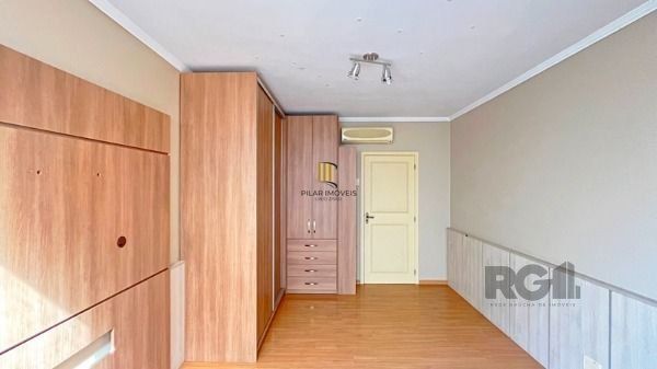 Casa em Porto Alegre, no bairro Nonoai, com 4 dormitório(s), à venda.