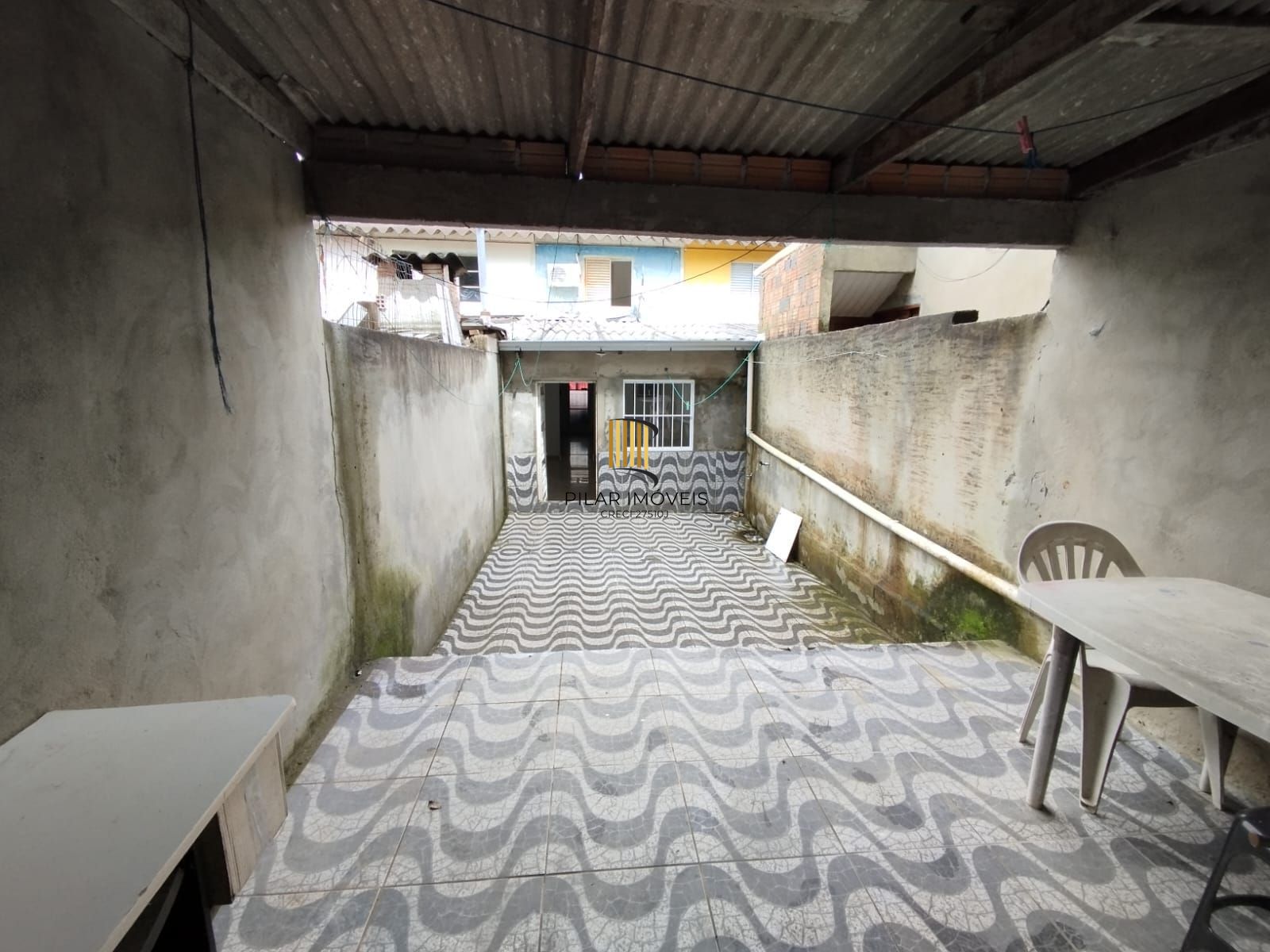 Casa 2 dorm, sala, cozinha, banheiro e área gourmet. Aceita carro no negócio. Nã