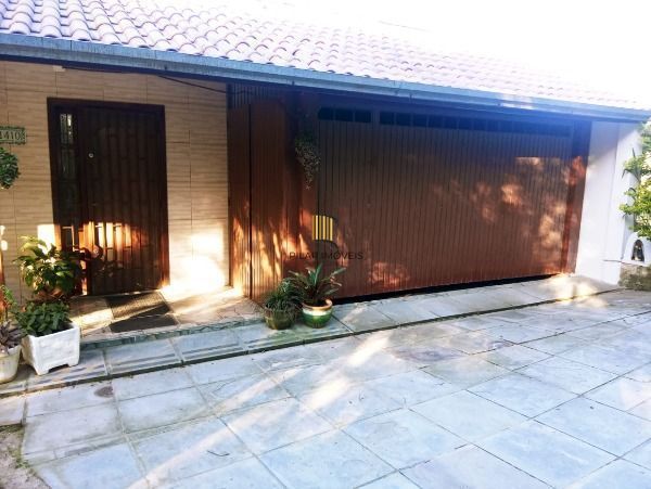 Casa em Porto Alegre, no bairro Belém Novo, com 4 dormitório(s), e 4 banheiros, 