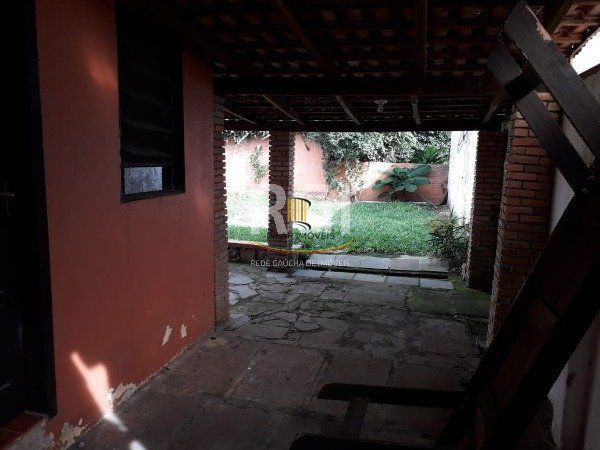 Casa em Porto Alegre, no bairro Espírito Santo, com 2 dormitório(s), e 2 banheir