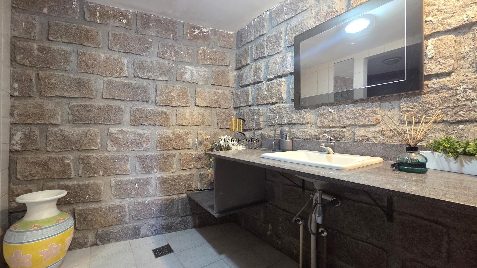 Belíssima residência com 4 dormitórios, 2 suítes com closet e vista deslumbrante para o lago Guaíba.