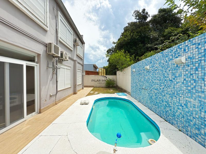 Linda Residência em Condomínio Fechado no Bairro Pedra Redonda.