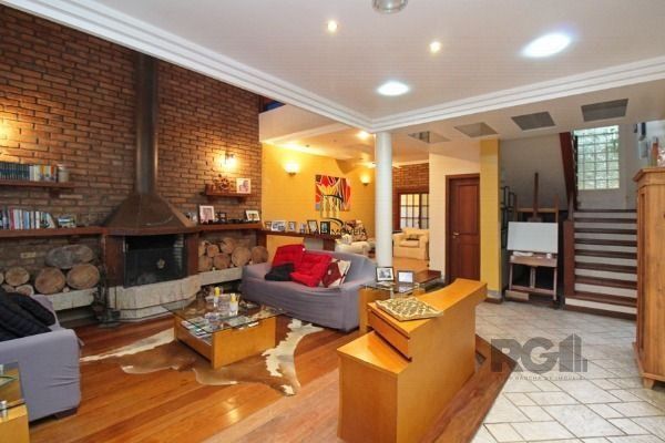 Casa em Porto Alegre, no bairro Guarujá, com 3 dormitório(s), e 3 banheiros, à v