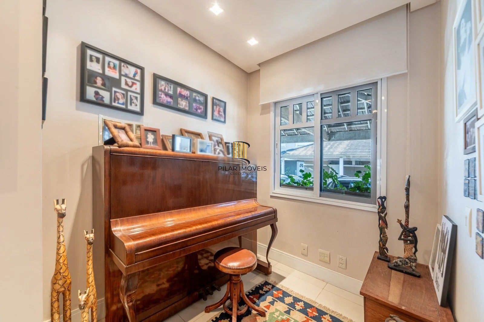 Belíssima casa em condomínio com 218,3m² com 4 dorm., 2 suítes e 2 vagas. Situada no charmoso Residencial Terra Mater.