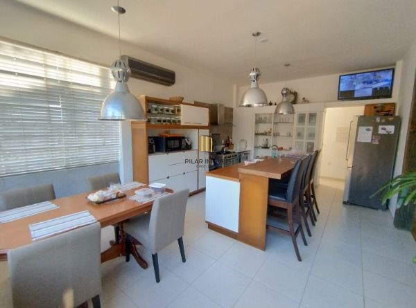 Casa em Porto Alegre, no bairro Vila Nova, com 3 dormitório(s), e 3 banheiros, à