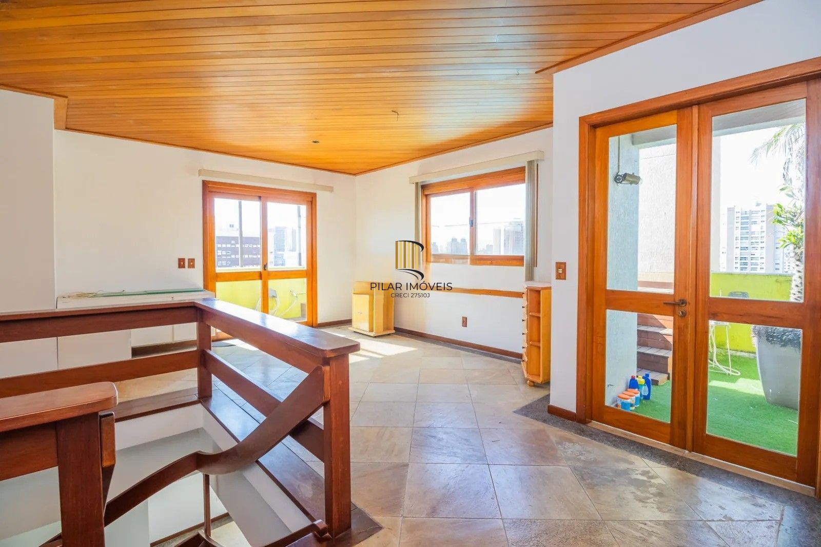 Belíssima cobertura duplex, com 262m2, com 3 dormitórios no coração do bairro Menino Deus.