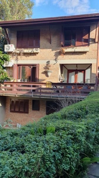 Casa em Porto Alegre, no bairro Vila Assunção, com 3 dormitório(s), à venda.