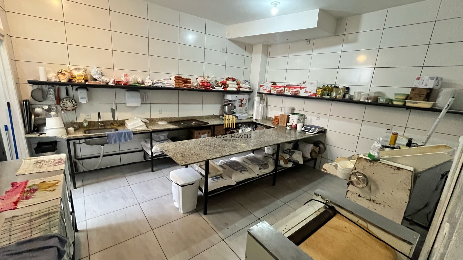 Excelente loja a venda bairro Tristeza, com 202m2. Aceita dação.