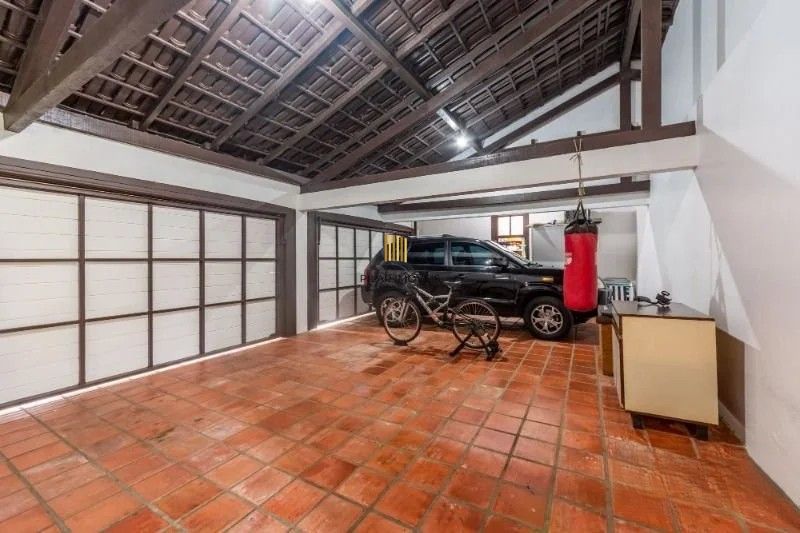 Belíssima casa de esquina, em estilo colonial com 277m2 de área privativa, terreno com 1014m2, 4 dormitórios e 3 suítes.