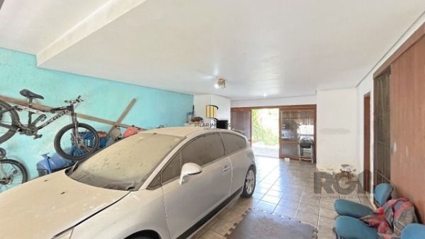 Casa em Porto Alegre, no bairro Ipanema, com 3 dormitório(s), à venda.