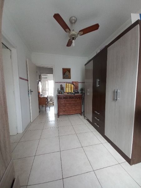 Casa em Porto Alegre, no bairro Guarujá, com 2 dormitório(s), e 2 banheiros, à v