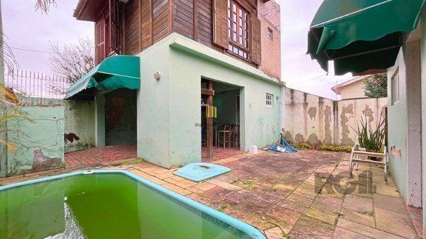 Casa em Porto Alegre, no bairro Ipanema, com 3 dormitório(s), e 3 banheiros