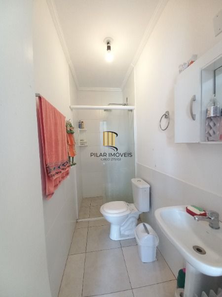 Casa em Porto Alegre, no bairro Guarujá, com 2 dormitório(s), e 2 banheiros, à v