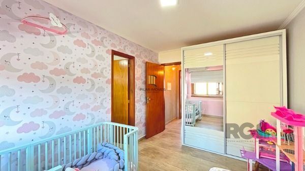 Casa em Porto Alegre, no bairro Guarujá, com 3 dormitório(s), e 3 banheiros, à v