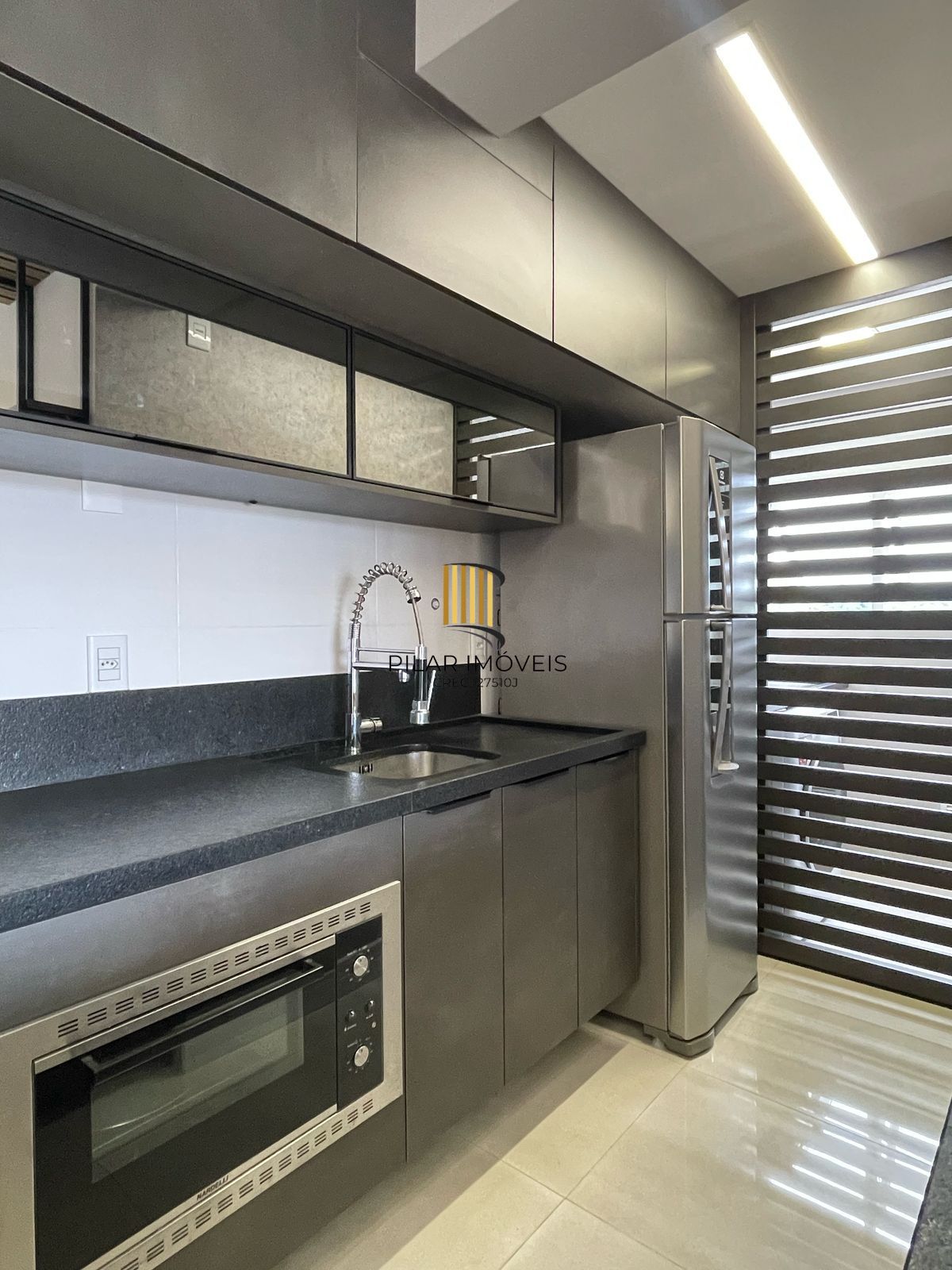 Apartamento com 1 dormitório e 1 vaga garagem á venda no Bairro Azenha.