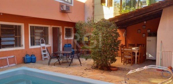 Casa para Venda - 220m², 4 dormitórios, sendo 1 suites, 2 vagas - Tristeza