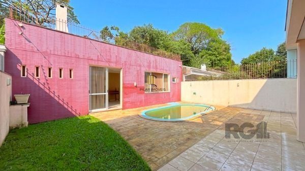 Casa em Porto Alegre, no bairro Nonoai, com 4 dormitório(s), à venda.