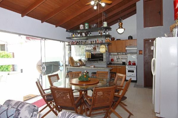 Sobrado para Venda - 208m², 3 dormitórios, sendo 1 suites, 4 vagas - Nonoai