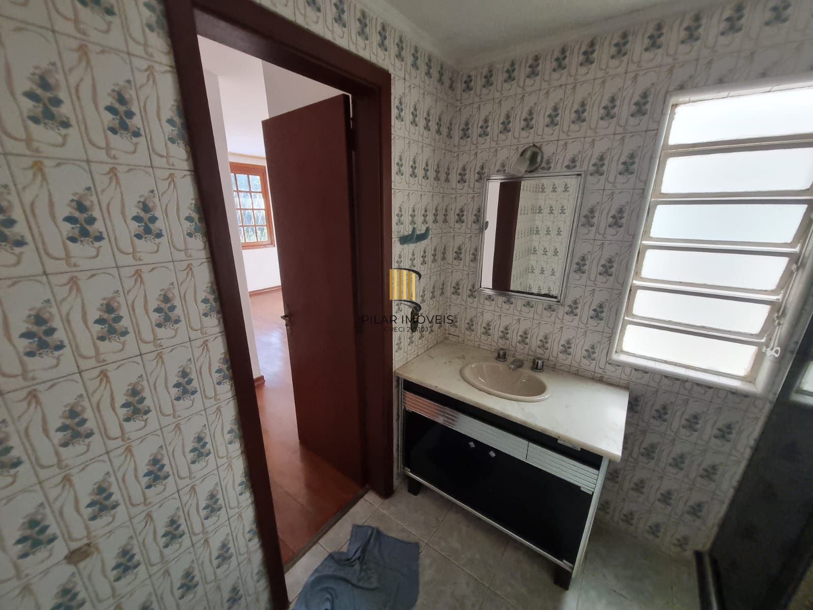 Residência no bairro Camaquã, com 3 dormitório(s), e 3 banheiros,