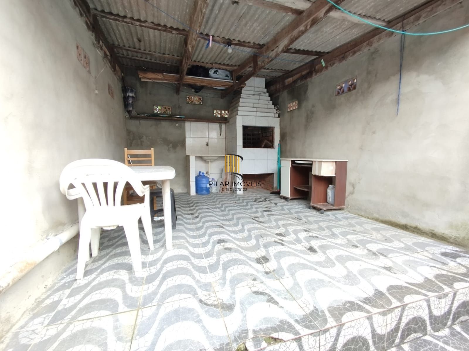 Casa 2 dorm, sala, cozinha, banheiro e área gourmet. Aceita carro no negócio. Nã