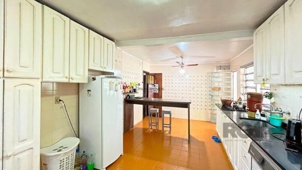 Casa em Porto Alegre, no bairro Tristeza, com 4 dormitório(s), à venda.