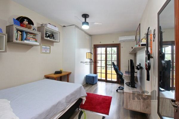 Casa em Porto Alegre, no bairro Guarujá, com 3 dormitório(s), e 3 banheiros, à v