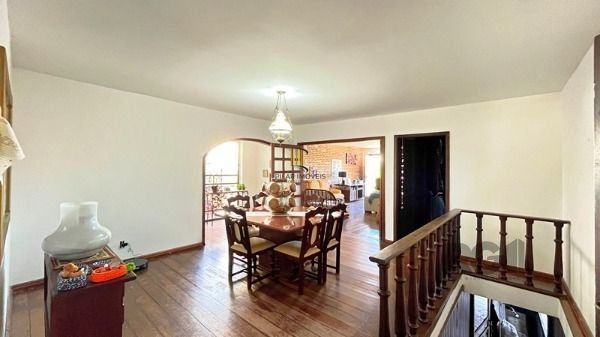 Casa em Porto Alegre, no bairro Tristeza, com 4 dormitório(s), à venda.