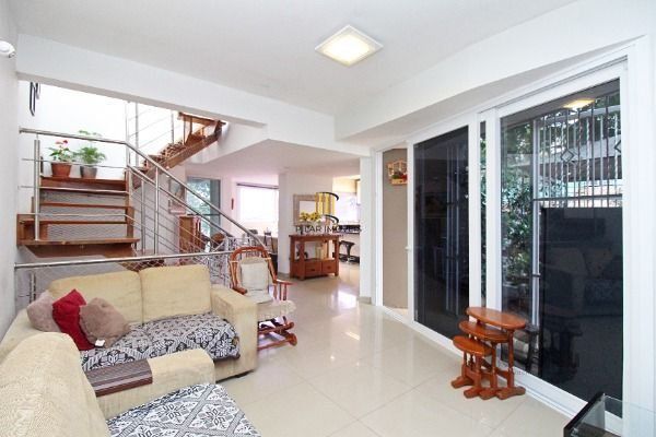 Casa em Porto Alegre, no bairro Tristeza, com 3 dormitório(s), e 3 banheiros, à 