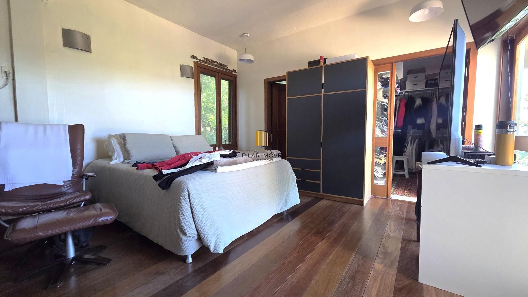 Belíssima residência com 4 dormitórios, 2 suítes com closet e vista deslumbrante para o lago Guaíba.