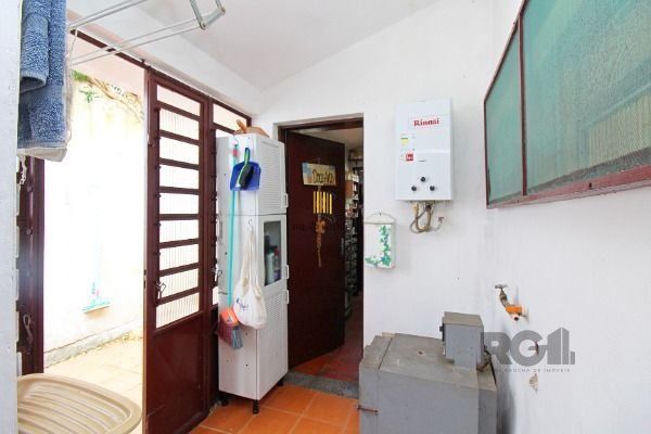 Casa em Porto Alegre, no bairro Guarujá, com 3 dormitório(s), à venda.