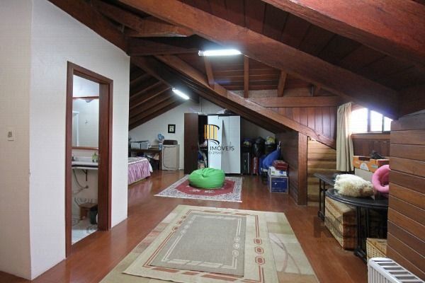 Casa em Porto Alegre, no bairro Guarujá, com 3 dormitório(s), e 3 banheiros, à v